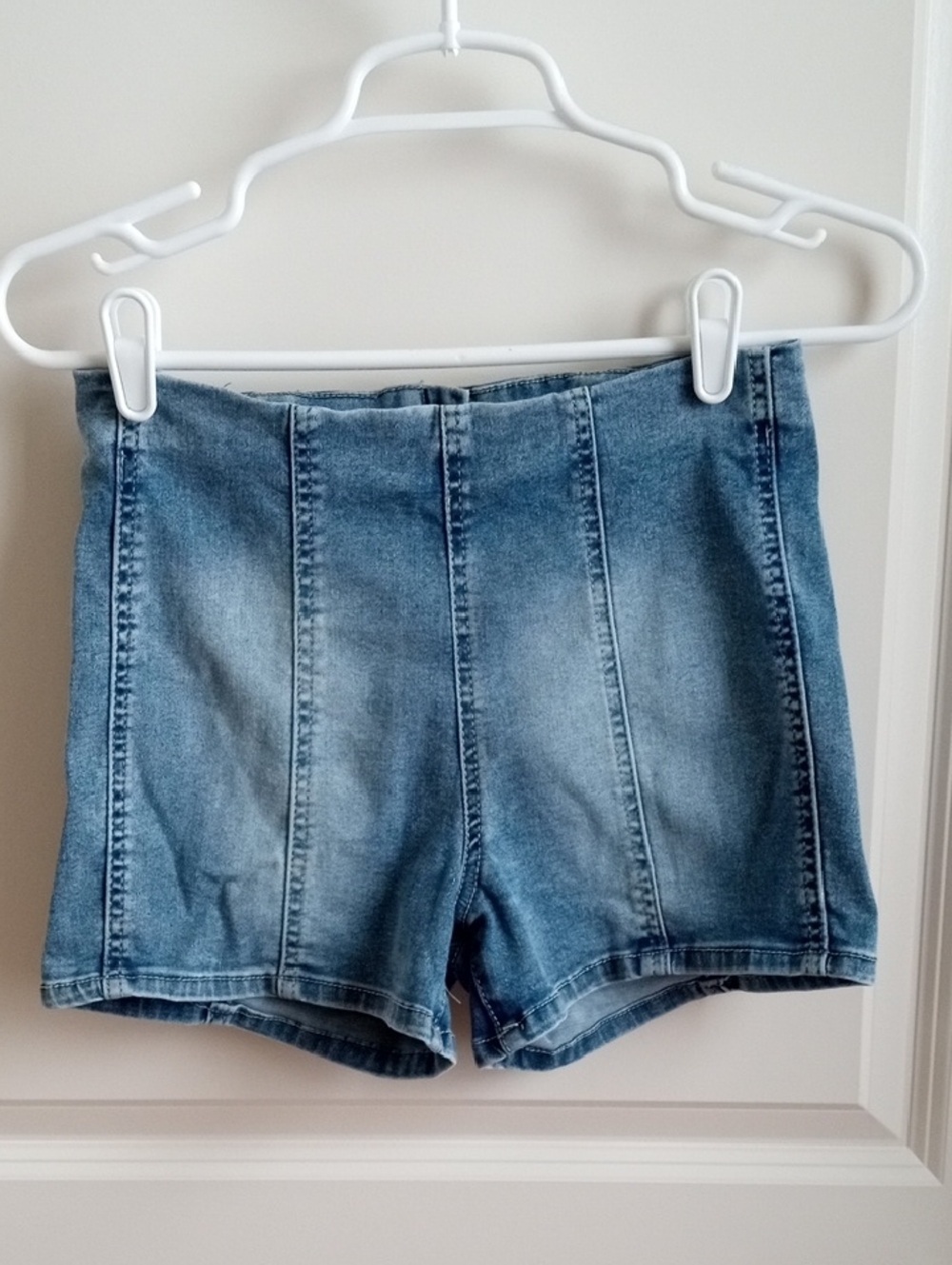 Wallflower Light Blue Vertical-Seamed Denim Short w/Back Zip Closure. Size 5